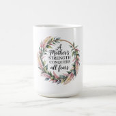 Die Stärke einer Mutter überwindet alle Ängste Kaffeetasse (Mittel)