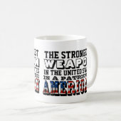 DIE STÄRKSTE WAFFE IST EIN PATRIOTISCHER AMERIKANE KAFFEETASSE (VorderseiteRechts)