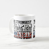 DIE STÄRKSTE WAFFE IST EIN PATRIOTISCHER AMERIKANE KAFFEETASSE (Vorderseite Links)
