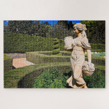 Die Statue im Frühjahrsgarten