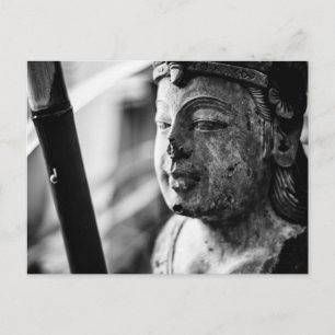 Die Statue und die Postkarte für das Foto