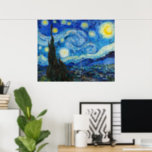 Die Sternennacht | Van Gogh | Poster<br><div class="desc">Die Starry Night ist ein Ölgemälde des niederländischen postimpressionistischen Malers Vincent van Gogh, der in der Leinwand eine Oase der Ruhe sucht. Es wurde im Juni 1889 erbaut und zeigt den Blick aus dem nach Osten gerichteten Fenster seines Asylzimmers in Saint-Rémy-de-Provence, kurz vor dem Sonnenaufgang, mit dem Zusatz eines imaginären...</div>