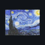 Die Sternennacht von Van Gogh Fleecedecke<br><div class="desc">Ölgemälde des niederländischen Meisters Vincent Van Gogh (1853-1890), wahrscheinlich sein berühmtestes Gemälde, malte Van Gogh 1889 aus dem Gedächtnis "Die Sternennacht", während er sich in einem Asyl in Frankreich aufhielt, wo er sich auf Depressionen hin kontrollierte. Die Szene zeigt den Blick aus seinem Schlafzimmerfenster. Im Gemälde befinden sich der Mond,...</div>