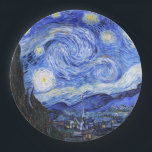 Die Sternennacht von Van Gogh Pappteller<br><div class="desc">Als Ölgemälde des großen niederländischen Malers Vincent Van Gogh (1853-1890)Von einigen als sein berühmtestes Kunstwerk angesehen, malte Van Gogh 1889 aus dem Gedächtnis "Die Sternennacht", während er in Frankreich in einem Asyl lebte, wo er sich auf Depressionen überprüft hatte.Die Szene zeigt den Blick aus seinem Schlafzimmerfenster. Im Gemälde sehen wir...</div>