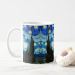 Die Sternennacht von Vincent Van Gogh Kaffeetasse<br><div class="desc">Das Gemälde wird von einem Sternenhimmel beherrscht. Es nimmt drei Viertel des Flugzeug ein und erscheint turbulent, sogar aufgeregt, mit stark wirbelnden Mustern, die wie Wellen über die Oberfläche rollen. Es ist von hellen Orben umgeben - darunter der Halbmond ganz rechts und die Venus, der Morgenstern, links von Mitte -...</div>