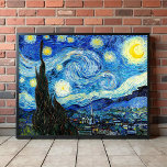 Die Sternennacht von Vincent Van Gogh Poster<br><div class="desc">Das Gemälde wird von einem Sternenhimmel beherrscht. Es nimmt drei Viertel des Flugzeug ein und erscheint turbulent, sogar aufgeregt, mit stark wirbelnden Mustern, die wie Wellen über die Oberfläche rollen. Es ist von hellen Orben umgeben - darunter der Halbmond ganz rechts und die Venus, der Morgenstern, links von Mitte -...</div>