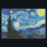 Die Sternennacht von Vincent Van Gogh Seidenpapier<br><div class="desc">Das Gemälde wird von einem Sternenhimmel beherrscht. Es nimmt drei Viertel des Flugzeug ein und erscheint turbulent, sogar aufgeregt, mit stark wirbelnden Mustern, die wie Wellen über die Oberfläche rollen. Es ist von hellen Orben umgeben - darunter der Halbmond ganz rechts und die Venus, der Morgenstern, links von Mitte -...</div>