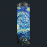 Die Sternennacht von Vincent Van Gogh Thermosbecher<br><div class="desc">Das Gemälde wird von einem Sternenhimmel beherrscht. Es nimmt drei Viertel des Flugzeug ein und erscheint turbulent, sogar aufgeregt, mit stark wirbelnden Mustern, die wie Wellen über die Oberfläche rollen. Es ist von hellen Orben umgeben - darunter der Halbmond ganz rechts und die Venus, der Morgenstern, links von Mitte -...</div>