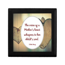 Die Stimme einer Mutter flüstert.