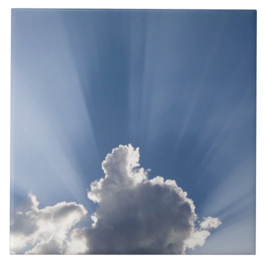 Die Strahlen von Crepuskular oder Gottes gehen an Fliese (Vorderseite)