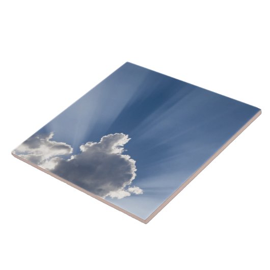 Die Strahlen von Crepuskular oder Gottes gehen an Fliese (Seite)