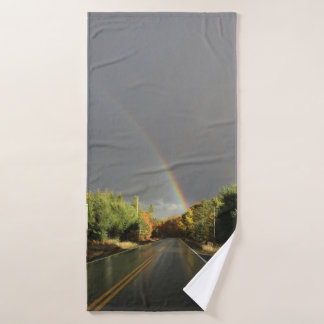 Die Straße unter dem Regenbogen Badehandtuch