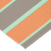 Die Streifen sind grün, grau und orange Tischdecke (Schrägansicht)