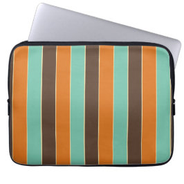 Die Streifen sind grün, schwarz und orange Laptopschutzhülle