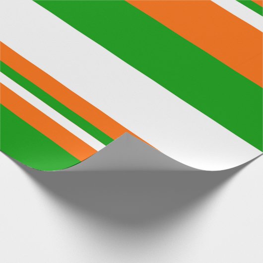 Die Streifen sind grün, weiß und orange Geschenkpapier (Ecke)