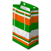 Die Streifen sind grün, weiß und orange Kleine Geschenktüte (Vorderseite Schrägansicht)