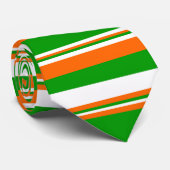 Die Streifen sind grün, weiß und orange Krawatte (Gerollt)