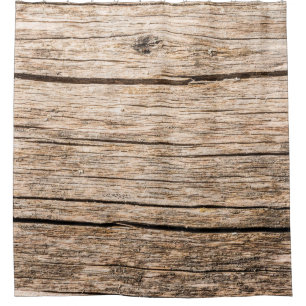 Die Struktur eines alten Holzbügels ohne Rinde mit Duschvorhang