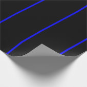 Die symbolische dünne blaue Linie auf schwarz Geschenkpapier (Ecke)