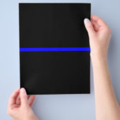 Die symbolische dünne blaue Linie auf solidem Schw Flyer (Hand)