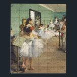 Die Tanzklasse Edgar Degas Puzzle<br><div class="desc">Die Tanzklasse 1874. Edgar Degas. Niedliches Gruppenportrait. Ballerinas in weißen Kleider stehen an der Kasse und hören ihren Tanzlehrer zu. Der alte Mann lehnt sich auf einen Stock. Reproduktion berühmter Kunstbilder im öffentlichen Bereich.</div>