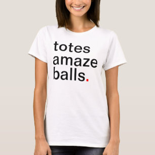 Die Taschen der Frauen überraschen Bälle. Haben T-Shirt