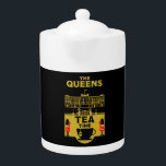 Die Tasse der Königlichen Krönung des Queens Tea<br><div class="desc">King Charles British Royal Family. König Charles III. Britischer König Souvenirs. Copyright HGIFY Zazzle/BA/TT Stores nur. 05#66 REF Artist JM.</div>