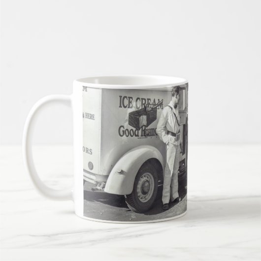 Die Tasse des Eiskrems (Links)