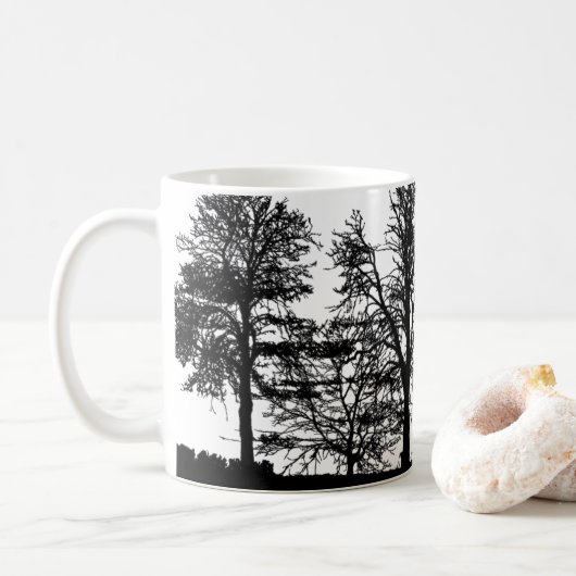 Die Tasse des Kaffee in der Natur - Bäume und Wäld (Mit Donut)