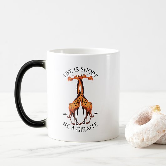Die Tasse des Kaffees ist ein Kurzes Giraffendesig