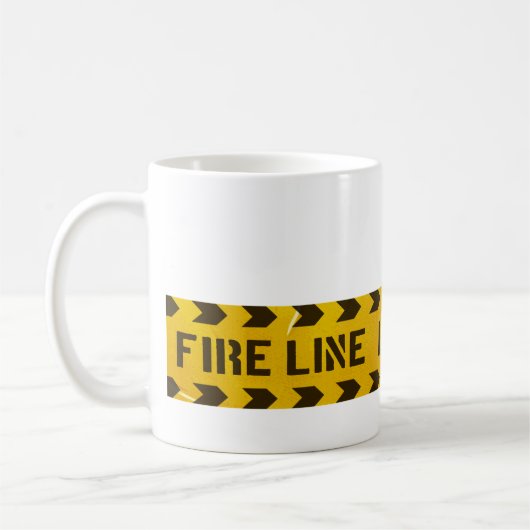Die Tasse des Kaffees wird durch die Feuerlöschlin (Links)