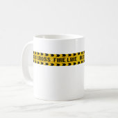 Die Tasse des Kaffees wird durch die Feuerlöschlin (Vorderseite Links)