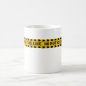 Die Tasse des Kaffees wird durch die Feuerlöschlin (Mittel)