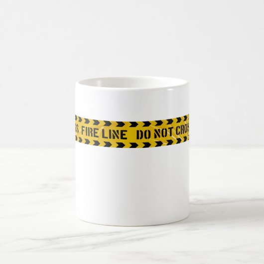 Die Tasse des Kaffees wird durch die Feuerlöschlin (Mittel)