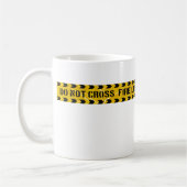 Die Tasse des Kaffees wird durch die Feuerlöschlin (Links)