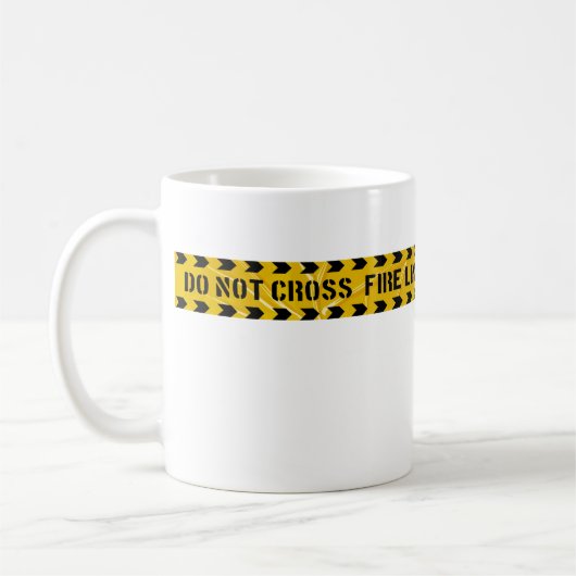 Die Tasse des Kaffees wird durch die Feuerlöschlin (Links)