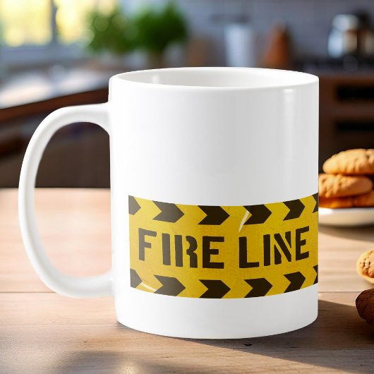 Die Tasse des Kaffees wird durch die Feuerlöschlin
