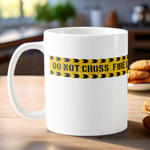 Die Tasse des Kaffees wird durch die Feuerlöschlin