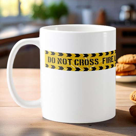 Die Tasse des Kaffees wird durch die Feuerlöschlin