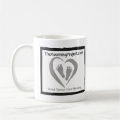 Die Tasse des Mourning Project-Logos für Stricker (Links)