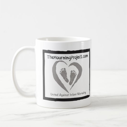 Die Tasse des Mourning Project-Logos für Stricker (Links)