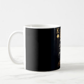 Die Tasse des Regal Gold King of Spades Coffee.