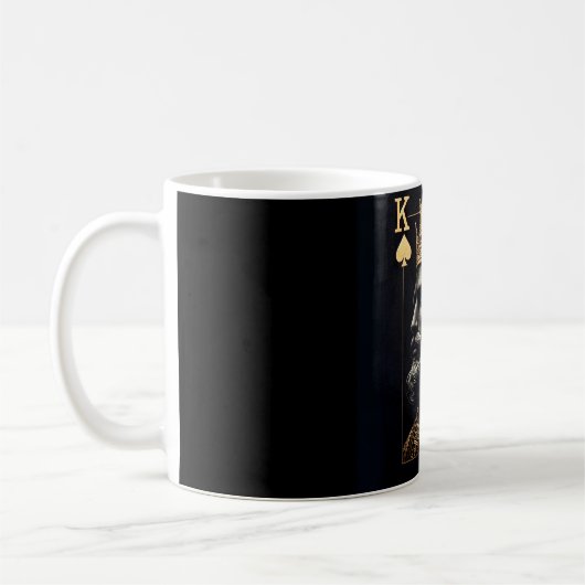Die Tasse des Regal Gold King of Spades Coffee. (Links)