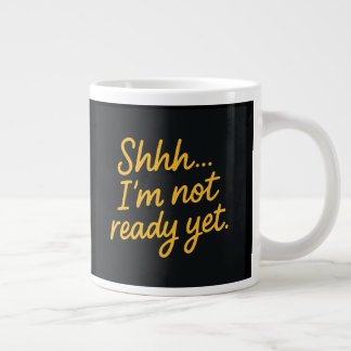 Die Tasse des sonnigen Kaffees - zuerst trinke ich