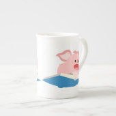 Die Tasse "Flying Book and Cartoon Pig-Bone-China" (Vorderseite Rechts)