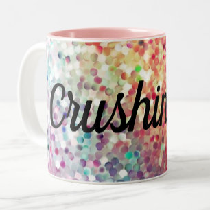 Die Tasse für ihren Kaffee, der sie zerquetscht ha