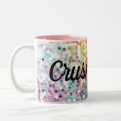 Die Tasse für ihren Kaffee, der sie zerquetscht ha (Links)