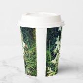 Die Tasse ist im Naturdesign stilvoll Pappbecher (Links)