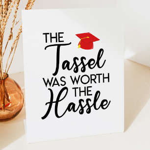 Die Tassel war die mürrische Graduierungspartei we Sockelschild