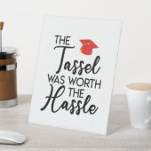 Die Tassel war die mürrische Graduierungspartei we Sockelschild (In SItu)